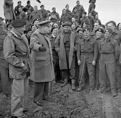 Sir Winston Churchill en Veldmaarschalk Bernard Montgomery bezoeken mannen van de 79e Pantserdivisie na de Rijnovergangen, maart 1945 door English Photographer